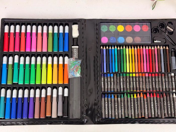 Et kunstsæt med tuscher, blyanter, farveblyanter, maling, pensler, viskelæder, spidser og papirclips, alt sammen pænt organiseret i et sort etui.