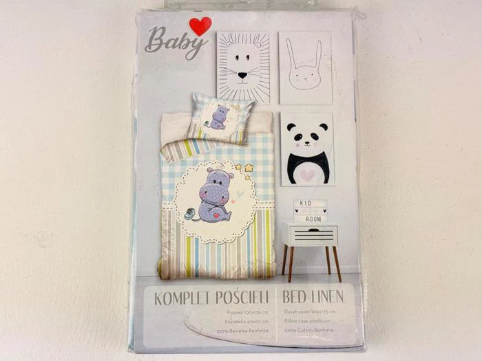 Emballage til babysengetøj med flodhestemotiv på dynebetrækket, pudebetræk og vægbilleder med en kanin, bjørn og panda over en lille kommode med påskriften KID ROOM.