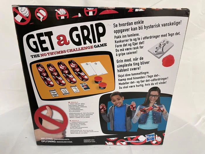 Bagsiden af Get a Grip-spilæsken med brikker, regler på norsk og fotos af børn, der spiller med tommelfingrene tapet ned.