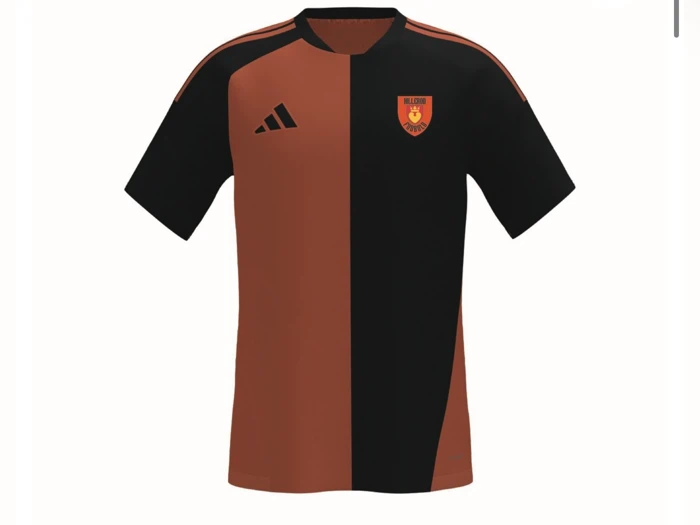Fodboldtrøje i to farver – sort og rustorange – med Adidas-logoet og Hillbro Fodbolds klubmærke på brystet.