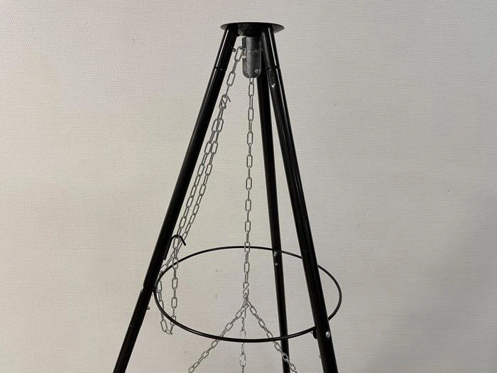 Et sort metalstativ med påsatte kæder og en cirkulær ring på en almindelig lys baggrund.