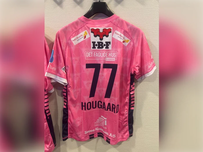 Lyserød sportstrøje med nummeret 77 og navnet HOUGAARD på ryggen, med forskellige sponsorlogoer trykt overalt på trøjen.