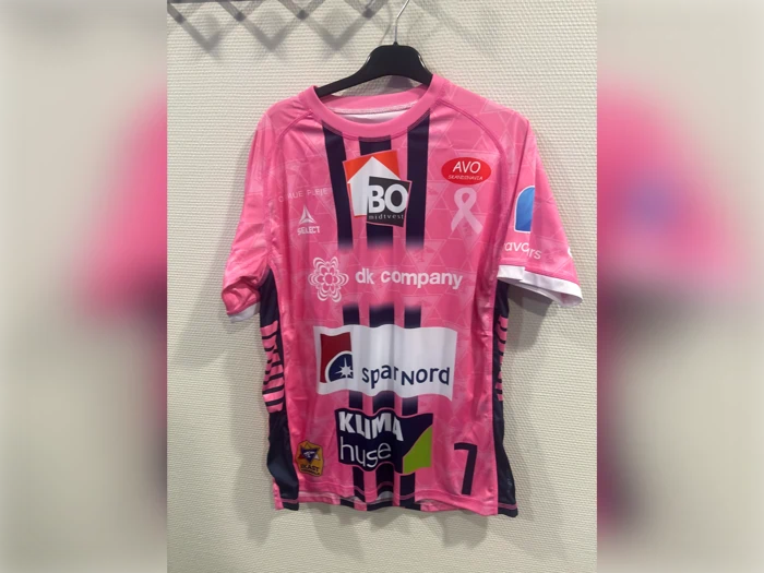 En lyserød og lilla sportstrøje med forskellige firmalogoer, et lyserødt opmærksomhedsbånd og tallet 7 på forsiden.