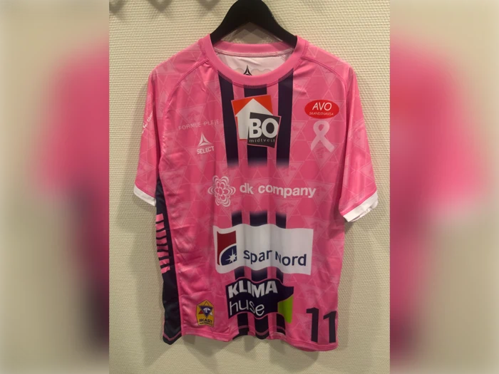Håndboldtrøje med mønster i lyserødt og lilla, med sponsorlogoer og nummer 11 på forsiden.
