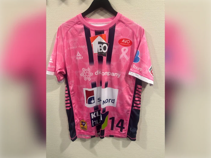 Lyserød og mørkeblå sportstrøje med et geometrisk mønster, sponsorlogoer og nummeret 14 på forsiden.