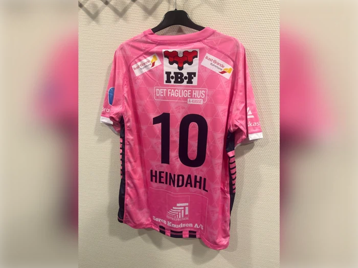 Lyserød håndboldtrøje med nummer 10 og navnet HEINDAHL på ryggen samt forskellige sponsorlogoer.