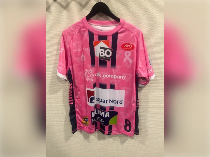 En lyserød fodboldtrøje med lodrette marineblå striber og flere sponsorlogoer, med nummer 8 på ryggen.