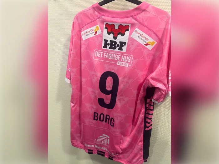 Lyserød sportstrøje med nummer 9 og navnet BORG på ryggen samt flere sponsorlogoer.