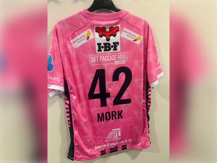Lyserød sportstrøje med nummeret 42, navnet MØRK på ryggen og flere logoer fra virksomhedssponsorer.