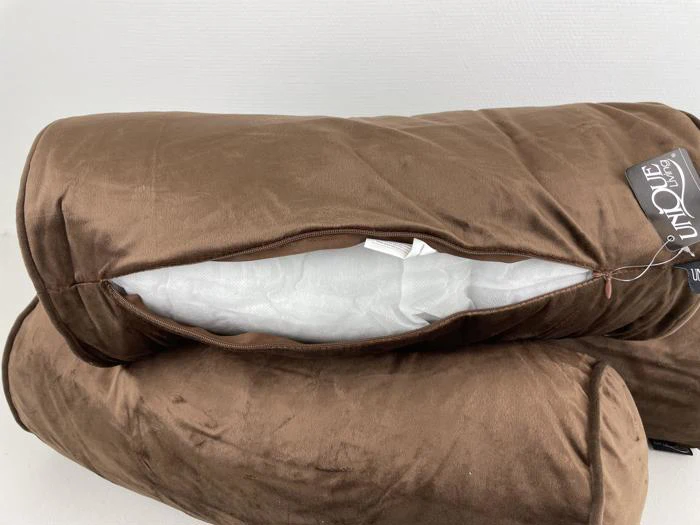 To brune fløjlspudebetræk, det ene med en synlig åben lynlås, der viser det hvide pudefyld indeni.