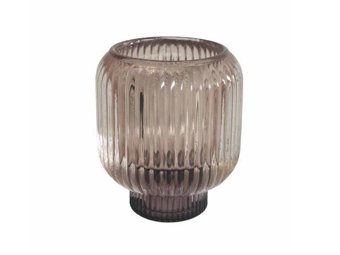 Ribbet, gennemskinnelig lilla glasvase med afrundet krop og kort cylindrisk bund, vist på hvid baggrund.