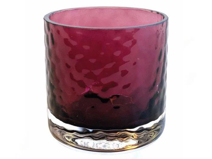 Et kort, rundt glasglas med struktureret overflade og en dyb lilla nuance, der falmer lidt mod bunden.