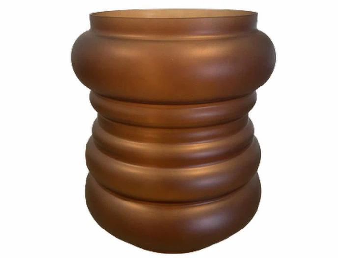 En brun vase med hvid baggrund.