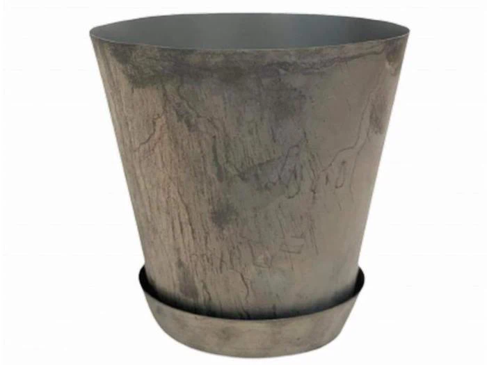 En grå, forvitret metalpotte med en matchende underkop i bunden på en almindelig hvid baggrund.