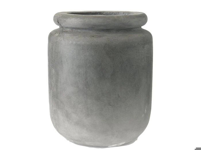 En almindelig, rund, grå keramikkrukke med bred mund og tyk kant på en hvid baggrund.