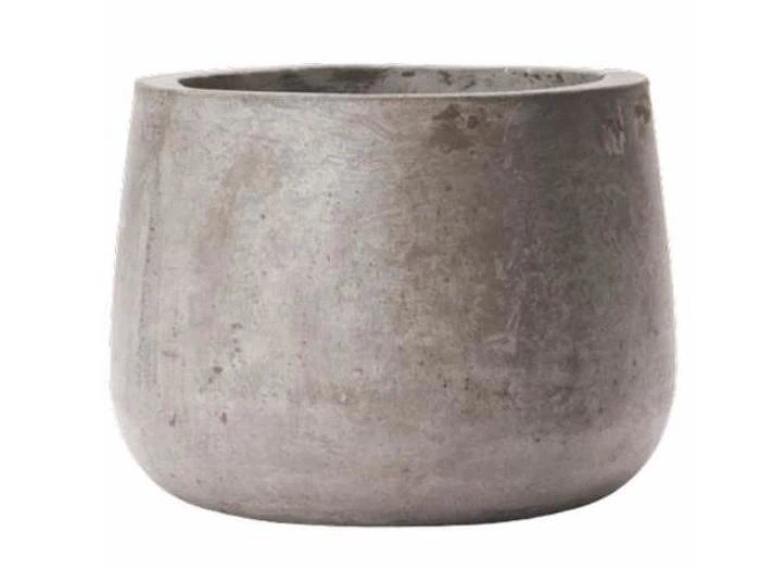 En rund, grå betonkrukke med en glat, let tilspidset form og en bred åbning i toppen.