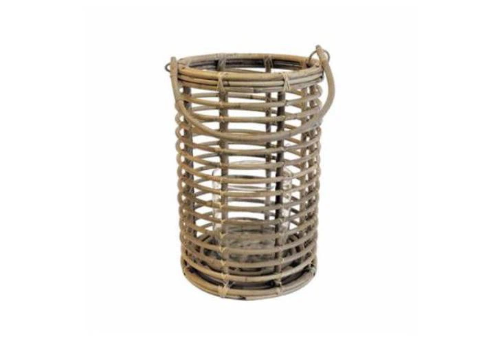 En cylindrisk, åbent flettet kurv med lodrette og vandrette lameller og en hank på den ene side, placeret på en hvid baggrund.