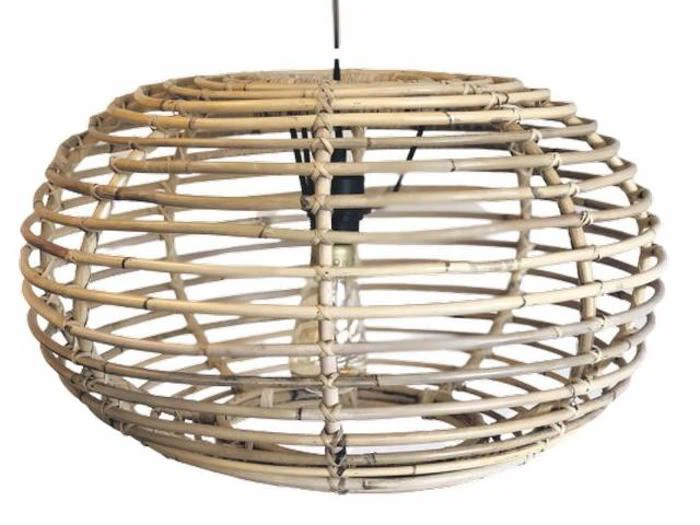 En rund, vævet rottingpendel med åbne lameller, ophængt i en sort snor mod en hvid baggrund.