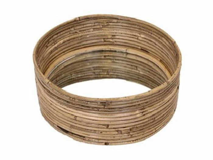 En rund, lav kurv lavet af tynde, flettede strimler af naturlig bambus.