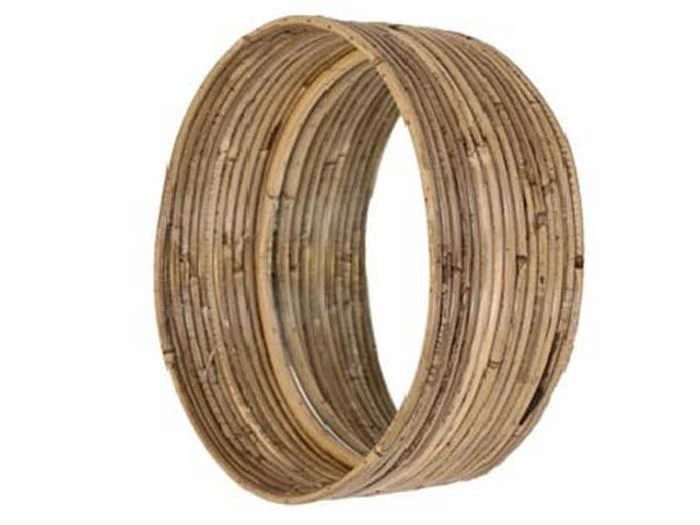 En cylindrisk, brun bambuskurv med vævet struktur og åbne ender, der står oprejst mod en hvid baggrund.