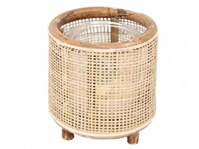 En rund, flettet kurv med solid kant og bund, stående på fire små ben.