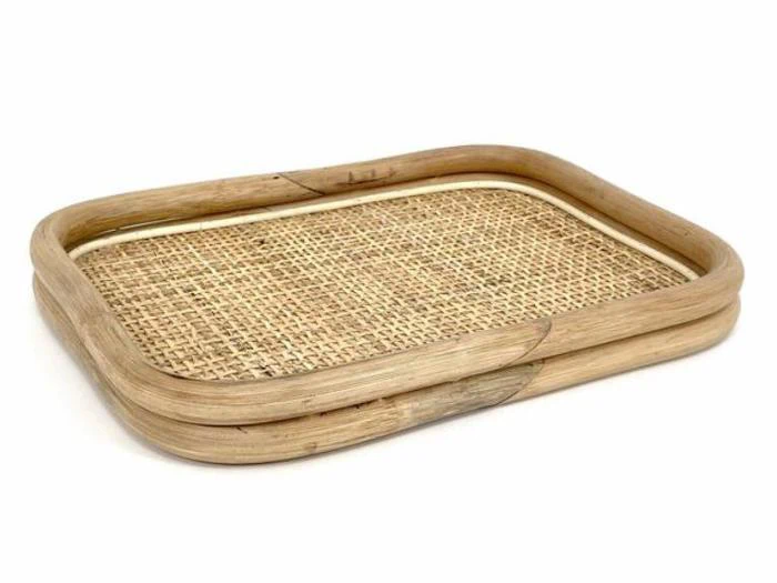En rektangulær rattanbakke med afrundede kanter og en vævet bund i naturlige træfarver.