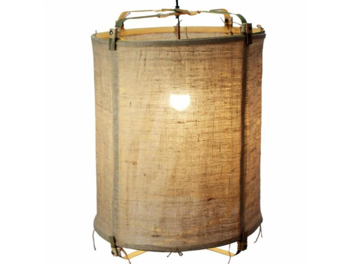 En cylindrisk hængende lanterne med en beige, struktureret stofskærm og en synlig pære indeni, understøttet af en enkel metalramme.