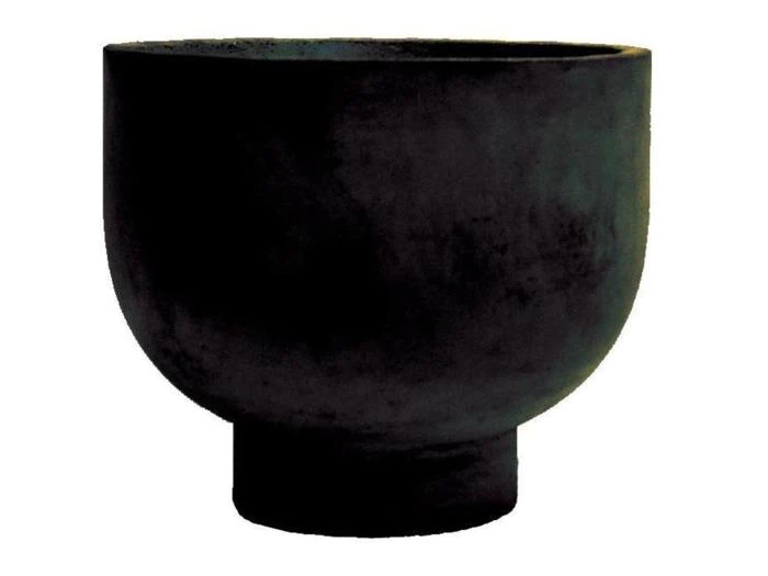 En mørk, mat keramikskål med en afrundet krop og en kort, cylindrisk bund på en almindelig hvid baggrund.