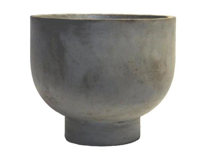 En minimalistisk, grå, rund keramikkrukke med glat tekstur, bred krop og en smal, cylindrisk bund på en hvid baggrund.