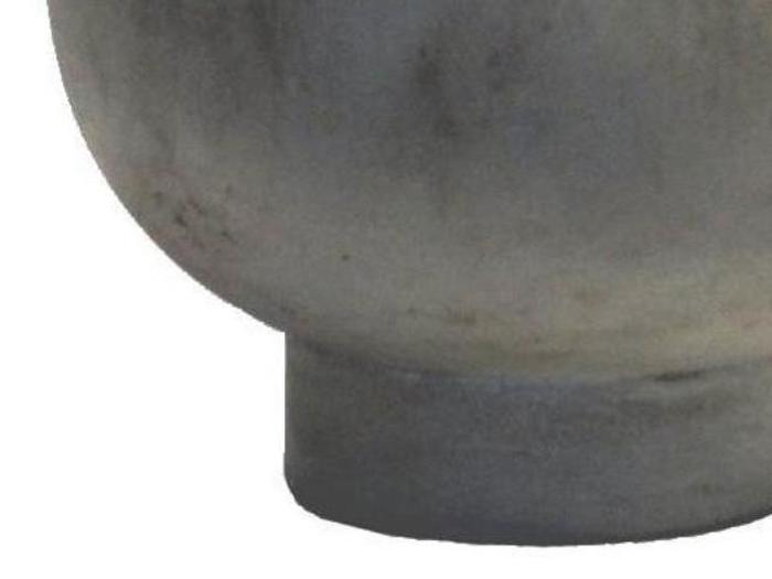 Et nærbillede af den nederste halvdel af et rundt, gråt beton- eller stenobjekt med en cylindrisk base på en hvid baggrund.