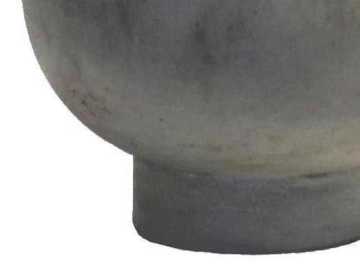 Et nærbillede af den nederste halvdel af et rundt, gråt beton- eller stenobjekt med en cylindrisk base på en hvid baggrund.