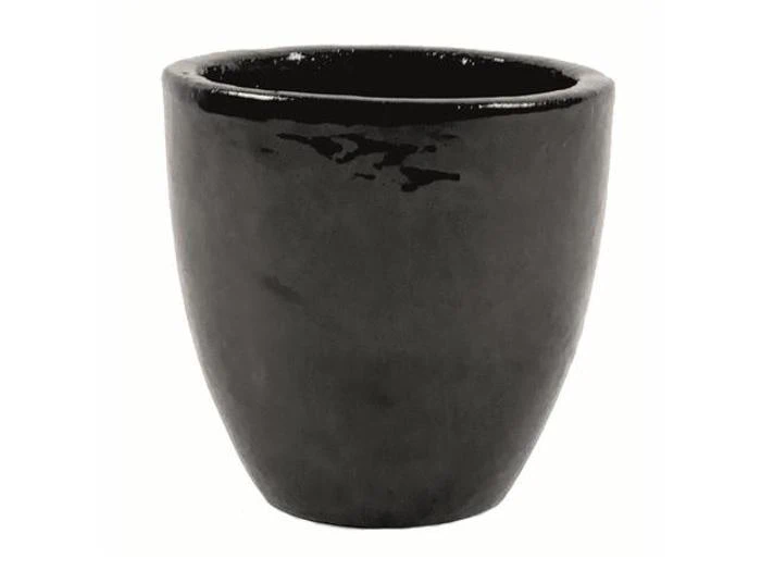 En blank sort keramisk urtepotte med en bred åbning og en let tilspidset bund på en hvid baggrund.
