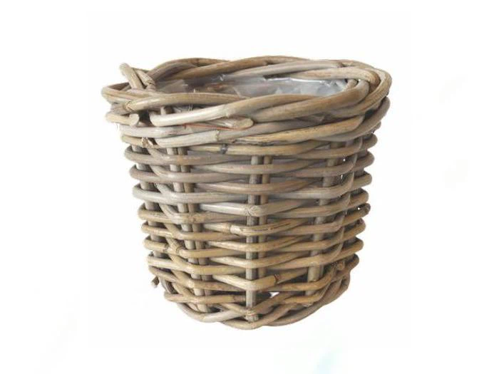 En flettet kurv med en klar plastforing, uregelmæssig kant og en naturlig træfinish.