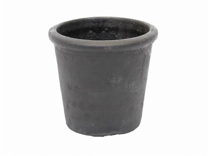 En almindelig, tom sort urtepotte af plast, vist mod en hvid baggrund.