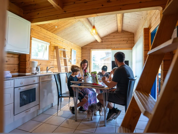 Familieferie for 6 i norsk bjælkehytte på Jambo Feriepark - minigolf, is og Fårup Sommerland tæt på