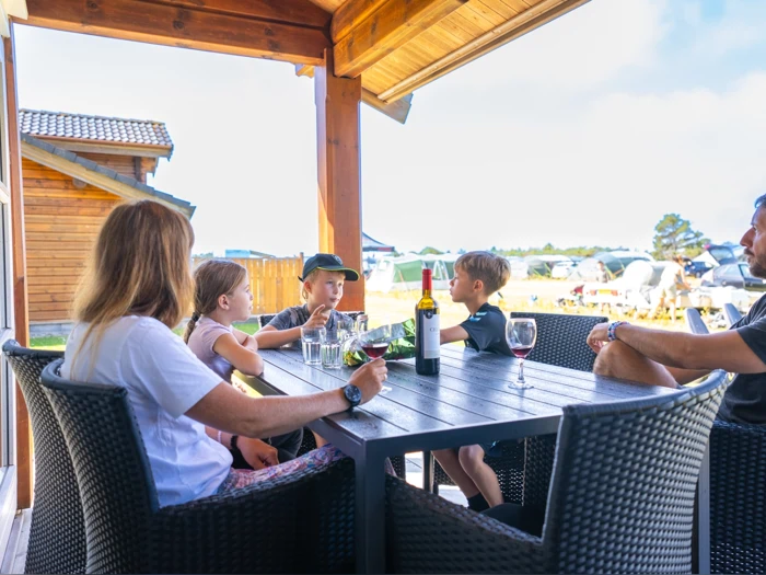 Familieferie for 6 i norsk bjælkehytte på Jambo Feriepark - minigolf, is og Fårup Sommerland tæt på