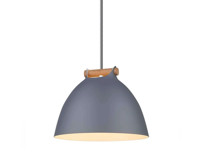 En moderne grå pendel med en glat kuppelskærm, træaccent på toppen og en stofbeklædt ledning, der hænger på en hvid baggrund.