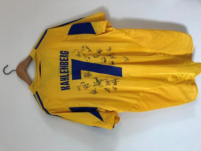 Replica-trøje fra 2005 med Kahlenberg på ryggen + autografer (L)