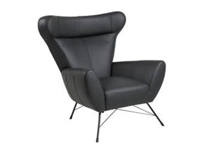 En moderne sort lænestol med brede, vinklede arme og tynde metalben og et højt, vinget ryglæn.