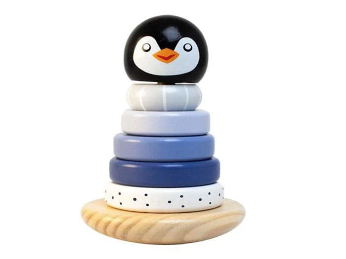 Stablelegetøj af træ med et pingvinhoved på toppen og ringe i blå, hvide og sorte prikker, alt sammen på en base af naturtræ.