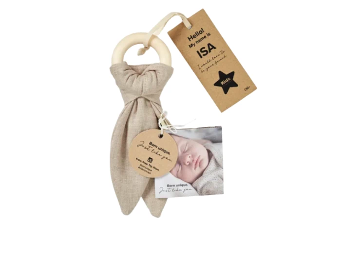 En bidering af træ med en knyttet beige klud på, mærket med gavemærker og et foto af en sovende baby.