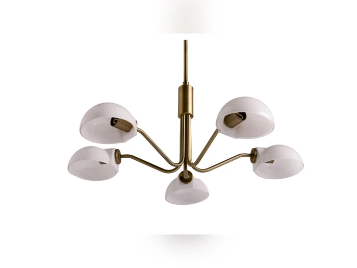 Lysekrone i messing med fem buede arme, der hver holder en hvid, kuppelformet lysskærm, ophængt på en central stang mod en hvid baggrund.