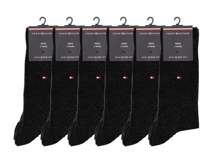 Seks par sorte Tommy Hilfiger-herresokker står på rad og række, hver med en label og det lille Tommy Hilfiger-flaglogo på siden.