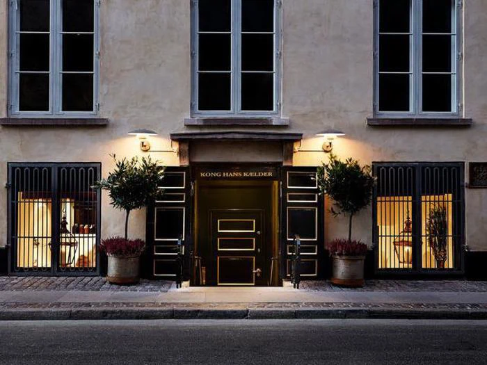  ❇GOURMETOPLEVELSE HOS KONG HANS KÆLDER - SIGNATURMENU MED VINMENU FOR 4 