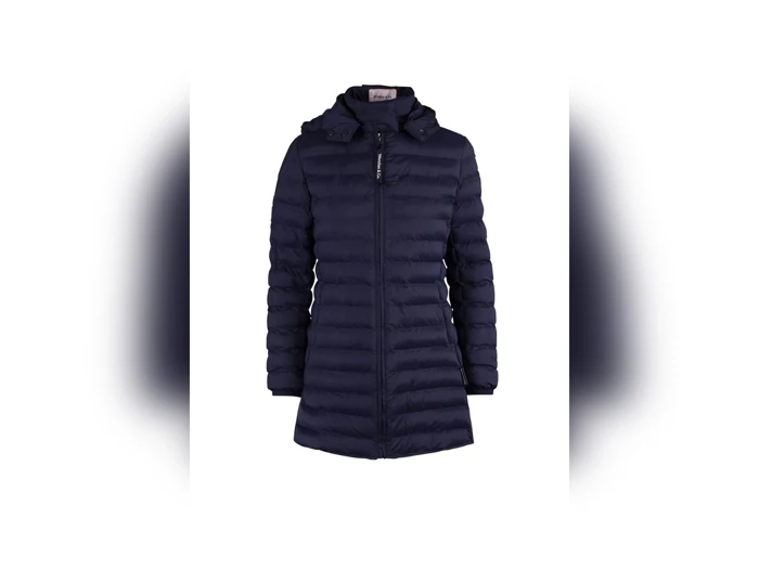 En lang, mørk marineblå puffercoat med hætte og lynlås foran, vist på en hvid baggrund.