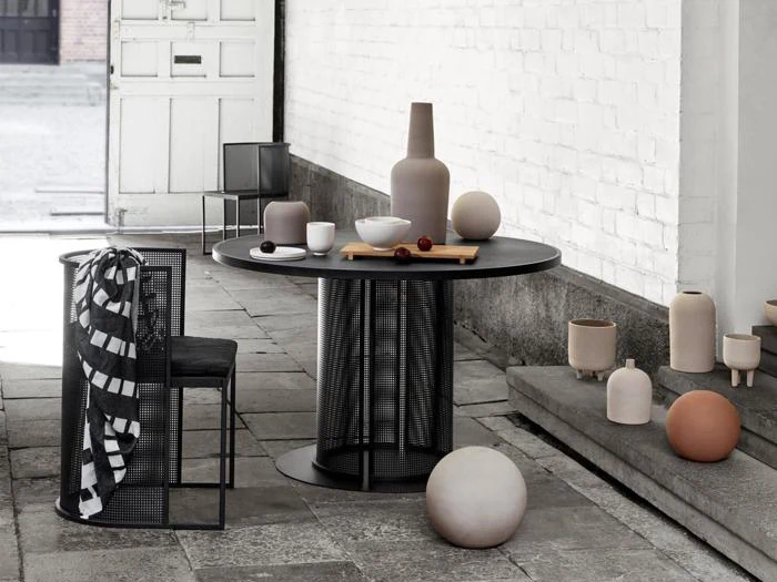 Et bord med genstande på.