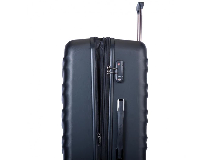 En sort hard-shell kuffert med teleskophåndtag og indbygget TSA-kombinationslås på siden.