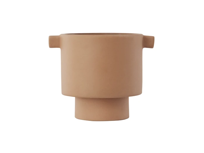 En minimalistisk, mat, lysebrun keramisk vase med to små vandrette håndtag tæt på toppen, set på en hvid baggrund.