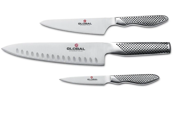 Tre køkkenknive i rustfrit stål med strukturerede håndtag, vist på en hvid baggrund, mærket med Global-logoet.