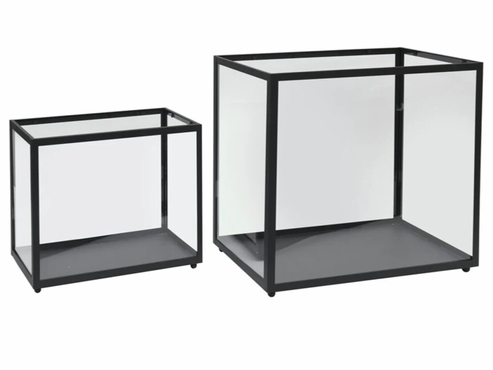 To tomme glasmontrer med sorte metalrammer, en mindre og en større, placeret side om side på en hvid baggrund.